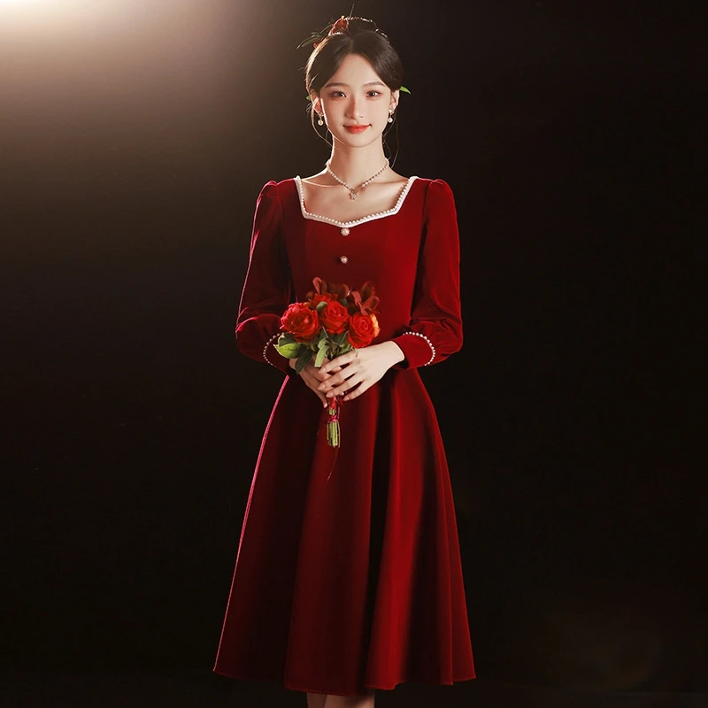 Рокля за препичане на Зимата бордовое роклята на булката за годеж обикновено може да се носи с луксозен вечерна рокля от висок клас с дълъг ръкав