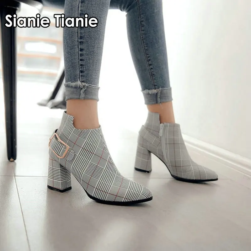 Sianie Tianie /2020 г., нови зимни дамски обувки, ботильоны в клетката с геометричен модел за жени, женски ботуши на висок ток, по-големи размери 45 46