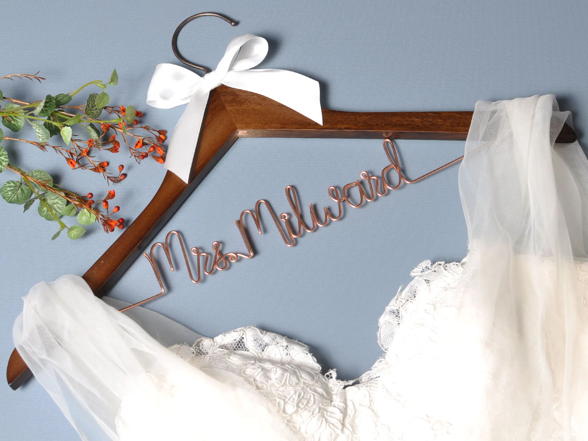Подаръци закачалки уникални сватбени услуги за закачалки Името на браун орех Душ младоженци персонализирани
