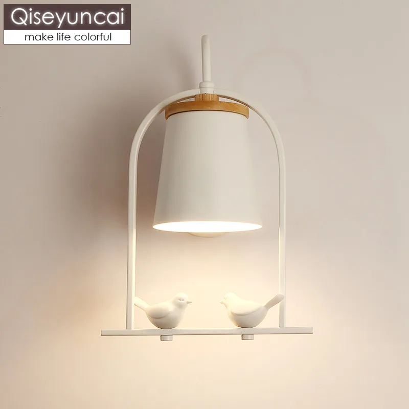 Qiseyuncai Скандинавски модерна всекидневна птичка, с монтиран на стената лампа, с монтиран на стената телевизор, нощно шкафче за спалня в минималистичен творчески преминаване на дървена стена лампа