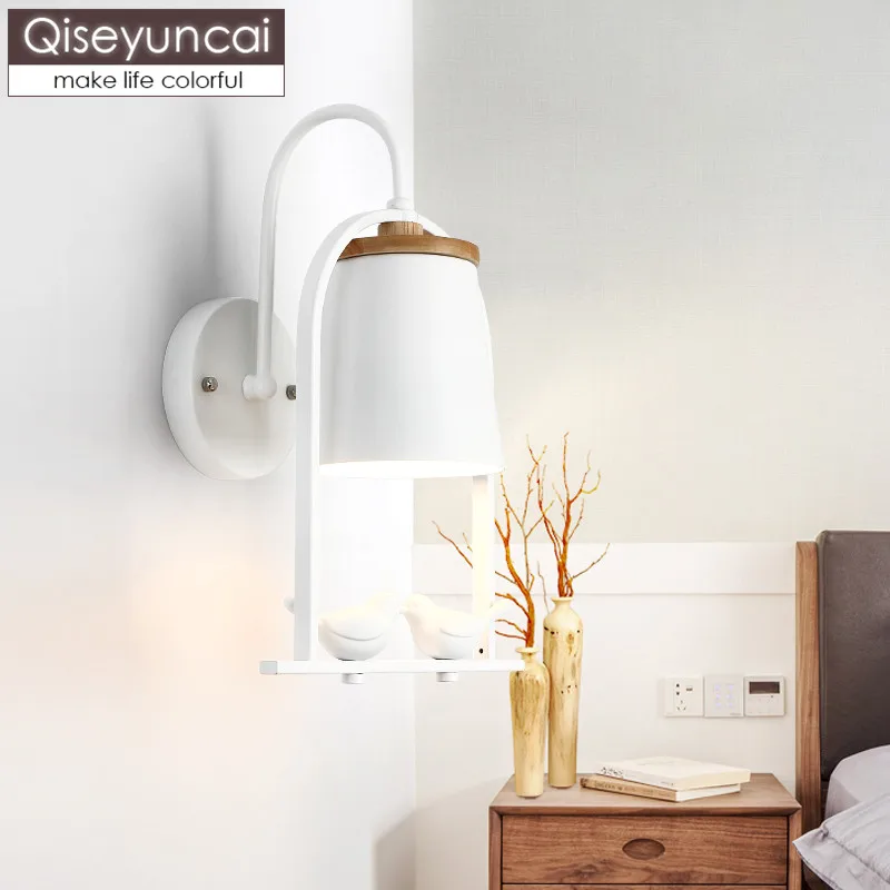 Qiseyuncai Скандинавски модерна всекидневна птичка, с монтиран на стената лампа, с монтиран на стената телевизор, нощно шкафче за спалня в минималистичен творчески преминаване на дървена стена лампа Изображение 1 