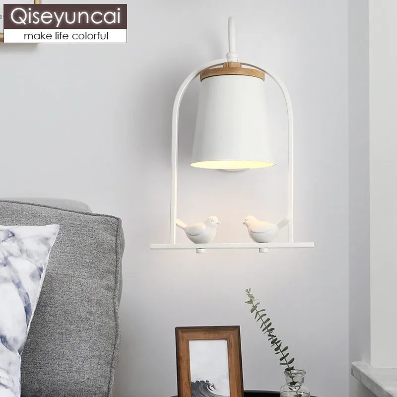Qiseyuncai Скандинавски модерна всекидневна птичка, с монтиран на стената лампа, с монтиран на стената телевизор, нощно шкафче за спалня в минималистичен творчески преминаване на дървена стена лампа Изображение 3 